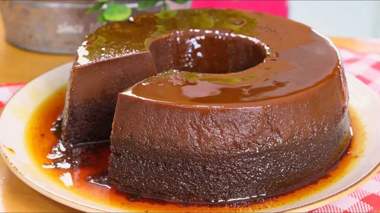 Bolo Pudim de Chocolate Cremoso com Massa Molhadinha Fácil no Liquidificador