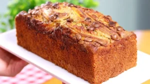 Bolo de Banana com Gotas de Chocolate Para o Café