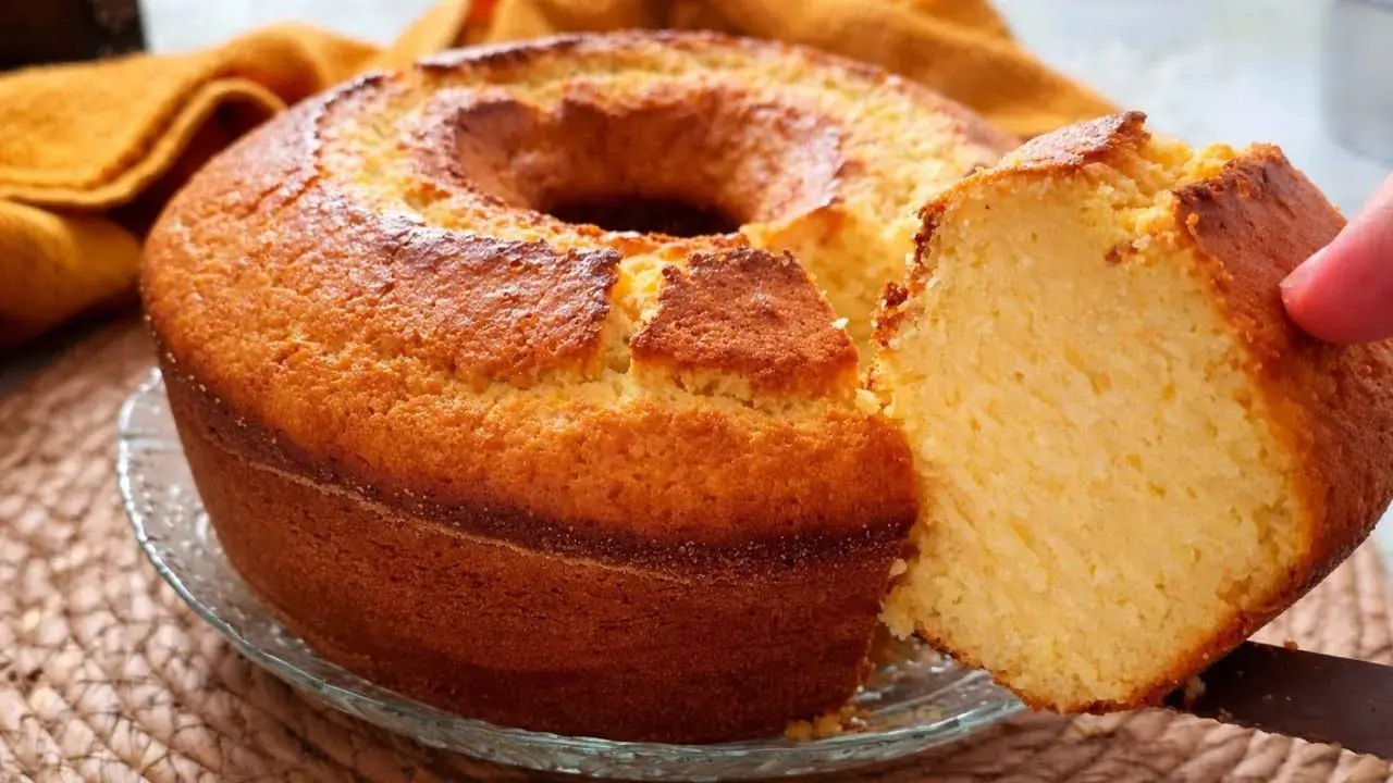 Bolo de Fubá Fofinho e Úmido Feito no Liquidificador para o Café