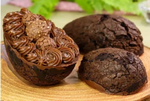 O ovo brownie de Páscoa é uma sobremesa feita com massa de brownie moldada no...