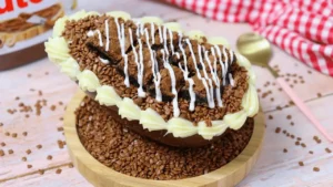 O ovo de colher de brownie com Leite Ninho e Nutella é uma sobremesa muito...