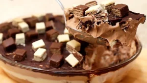 Ovo de Páscoa na Travessa Cremoso com Camadas de Chocolate e Bis