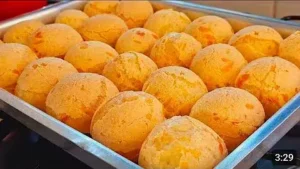 Pão de Queijo Fácil que Fica Crocante por Fora e Macio por Dentro