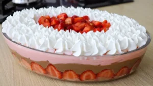 Sobremesa de Morango com Chocolate em Camadas fácil e cremosa para servir gelada