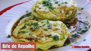 Bife de Repolho Dourado na Frigideira com Queijo e Alho