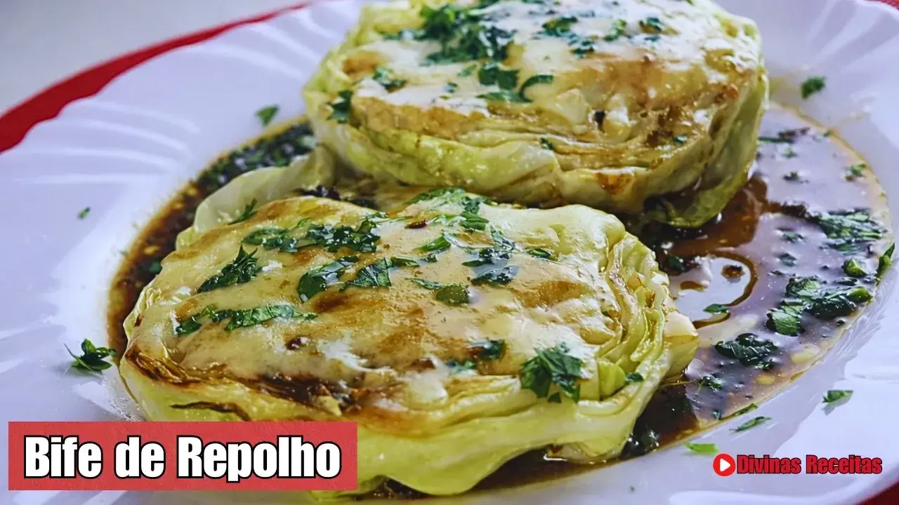Bife de Repolho Dourado na Frigideira com Queijo e Alho