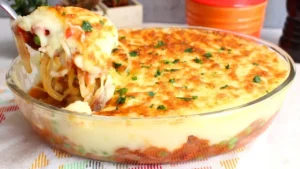 O escondidinho de linguiça calabresa é um prato completo que serve como almoço ou jantar...