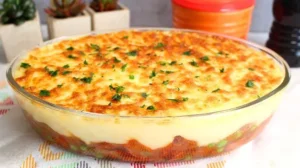 Escondidinho de Linguiça Defumada com Purê Cremoso e Queijo Gratinado
