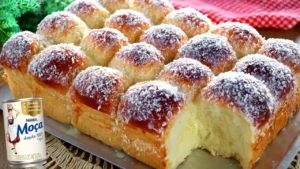 Pão de Leite Condensado Fofinho com Coco e Cobertura Cremosa