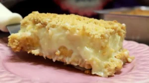Torta de Banana Cremosa com Farofa Crocante e Recheio Suave
