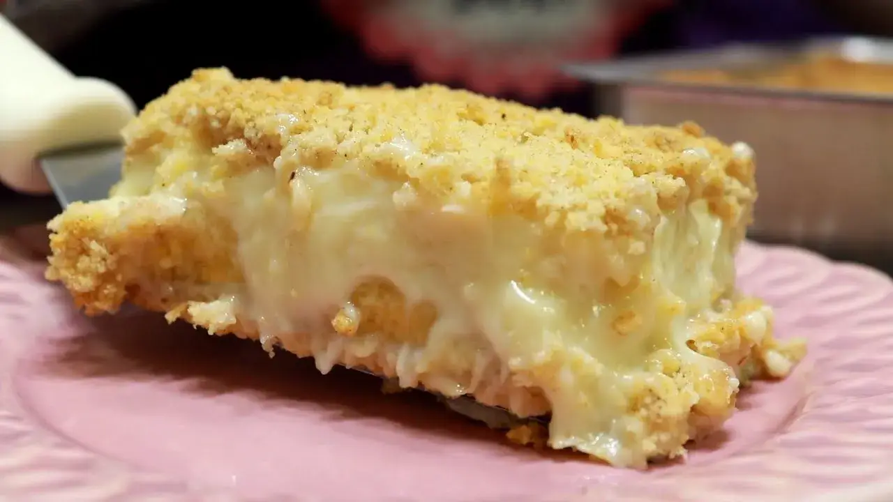 Torta de Banana Cremosa com Farofa Crocante e Recheio Suave