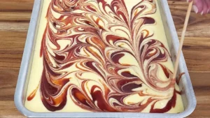 Bolo de fubá com goiabada mesclada fofinho e úmido para o café