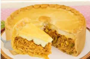 O empadão de frango é uma receita salgada perfeita para refeições em família ou até...