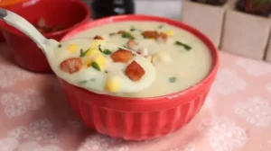 A sopa de batata cremosa é uma receita perfeita para os dias frios, porque fica...