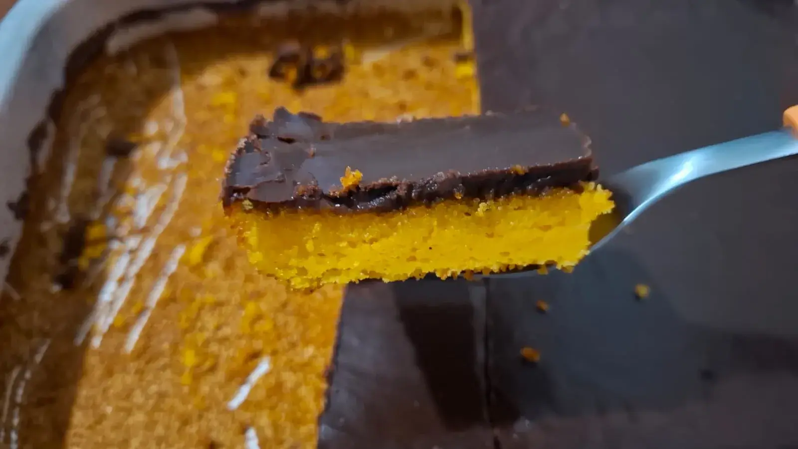 Bolo de Cenoura de Liquidificador com Cobertura Durinha e Crocante
