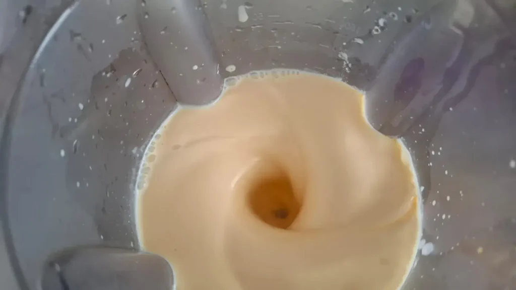 Mousse batendo no liquidificador