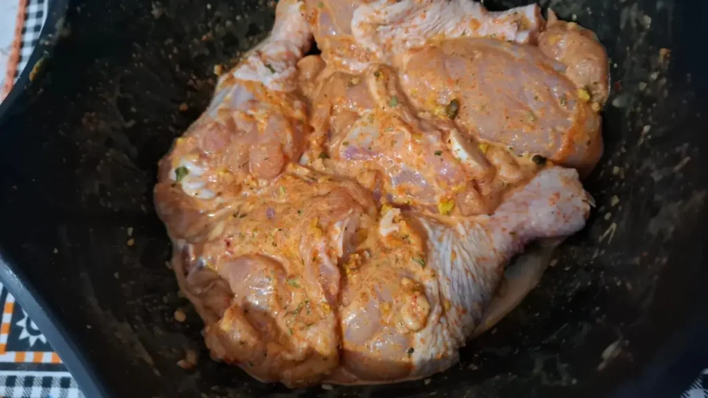 Os pedaços de frango na marinada