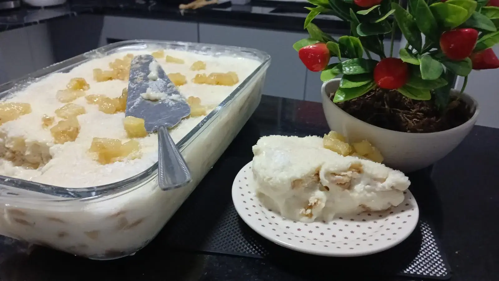 Pavê de Abacaxi com Coco e Cobertura de Nuvem: Receita Tradicional Sem Amargar