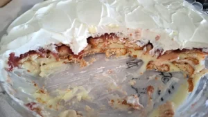 Oi pessoal hoje eu trouxe a minha receita deste pavê de morango simples que ficou...