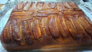 Bolo de Banana Caramelizado Fácil e Fofinho para Fazer em Casa