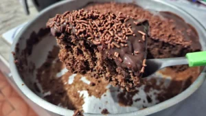 Hoje trouxe a receita de bolo de chocolate com cobertura que é muito gostoso, eu...