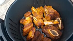 Quer aprender a fazer uma costela super suculenta e cheio de sabor na Airfryer? Fiz...