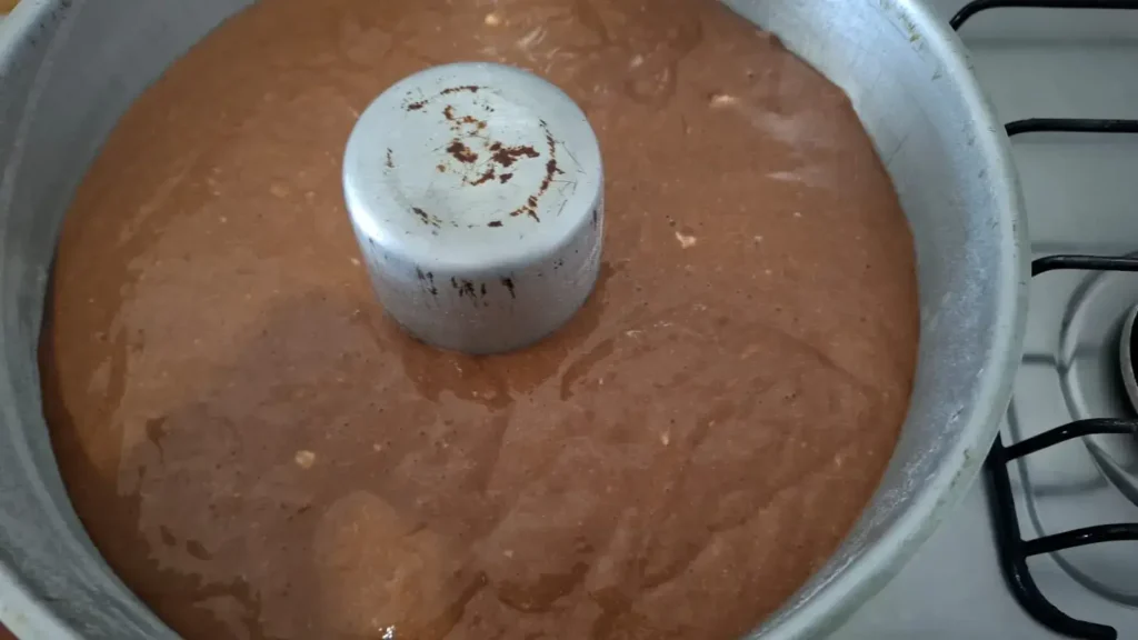 Massa do bolo indo para o forno