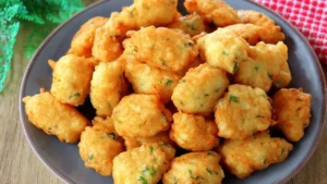 O bolinho de arroz é uma receita simples e deliciosa para aproveitar aquele arroz cozido...